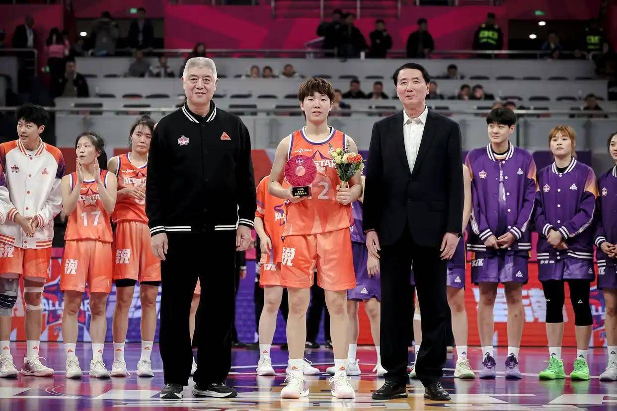 制霸篮下🦈张子宇出战14分半钟13中9砍下18分10板&正负值+11的简单介绍
