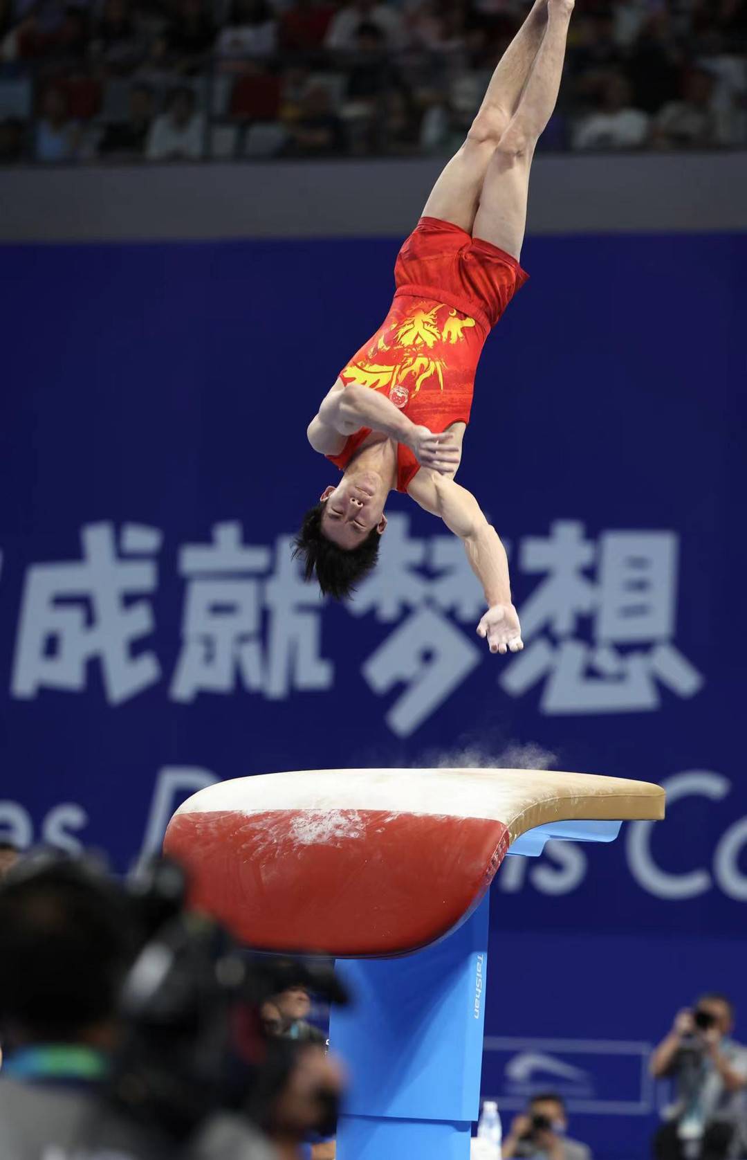 包含体操项目上演双冠王，运动员自信展示风采的词条