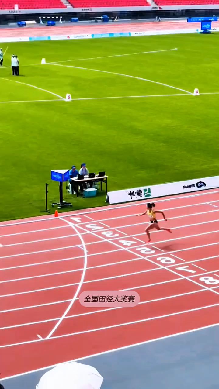 田径比赛中保加利亚运动员夺冠